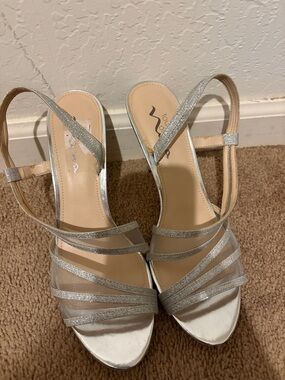 Touch of Nina Silver Glitter Strappy Open-Toe Heels size 9